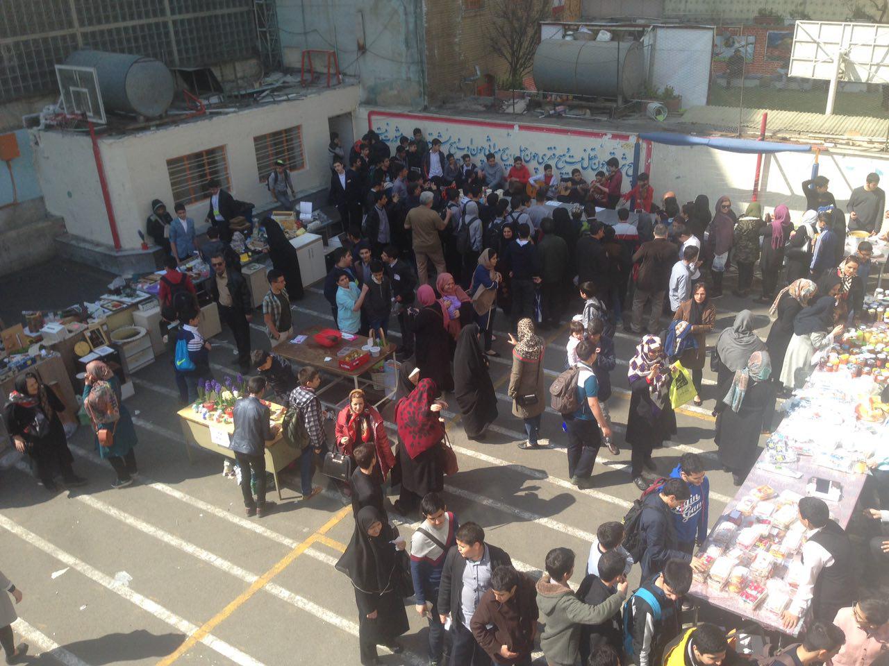 برگزاری بازارچه در حیاط دبیرستان توسط دانش آموزان